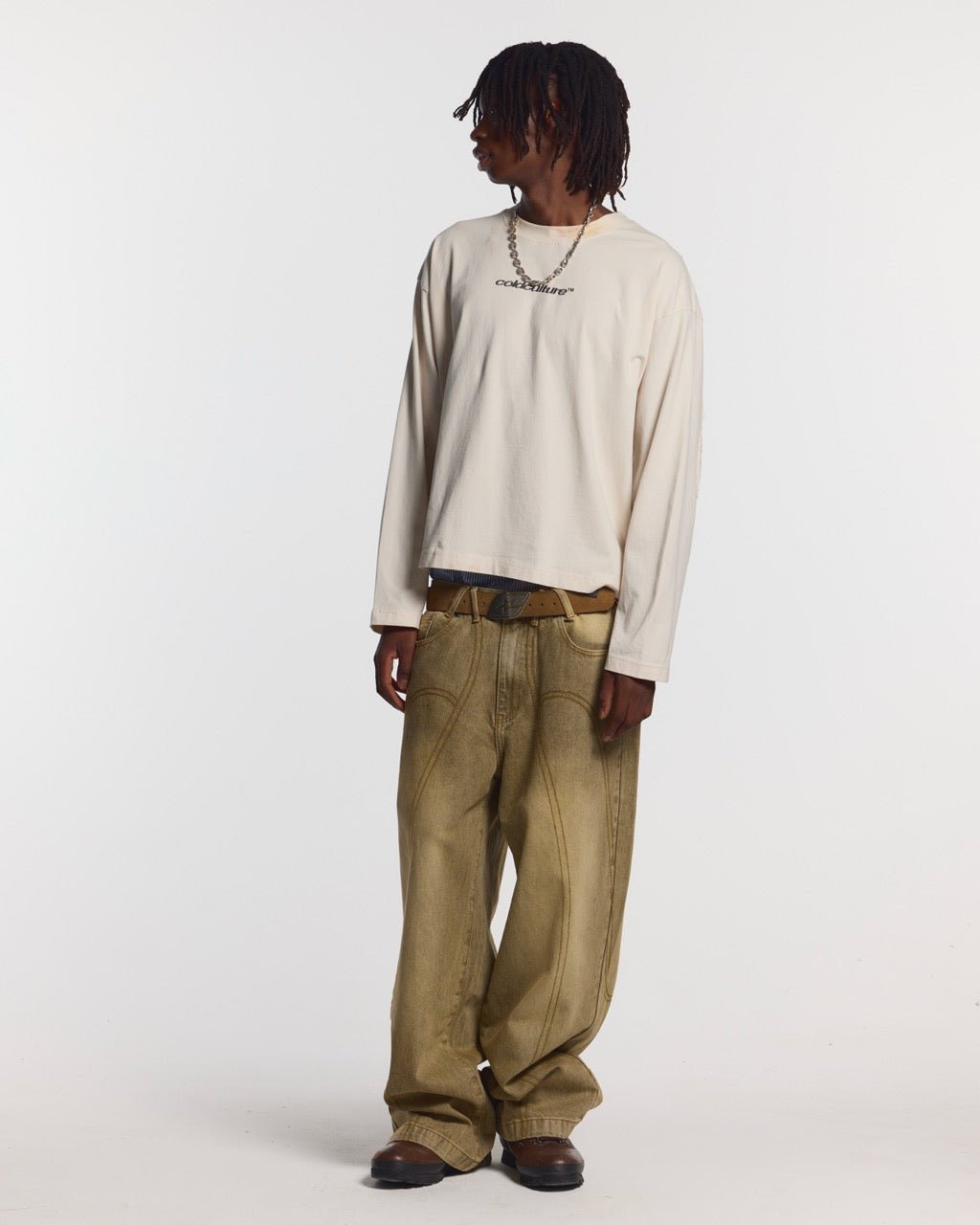 DISTRESS CURVED LONGSLEEVE LIGHT GREY - light grey distressed longsleeve tee, front view on male model - Cold Culture #man