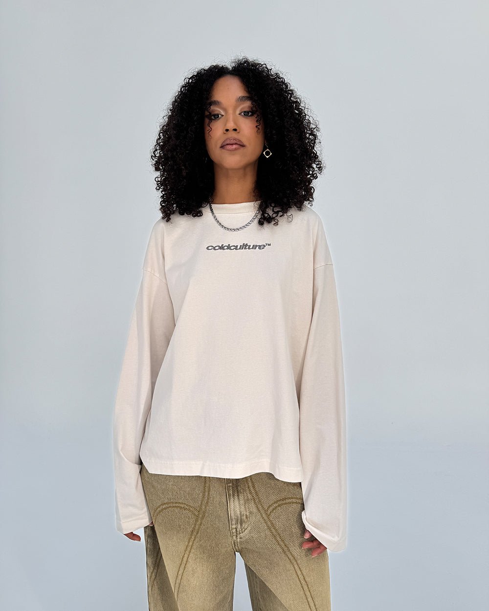DISTRESS CURVED LONGSLEEVE LIGHT GREY - light grey distressed longsleeve tee, front view on female model - Cold Culture #woman