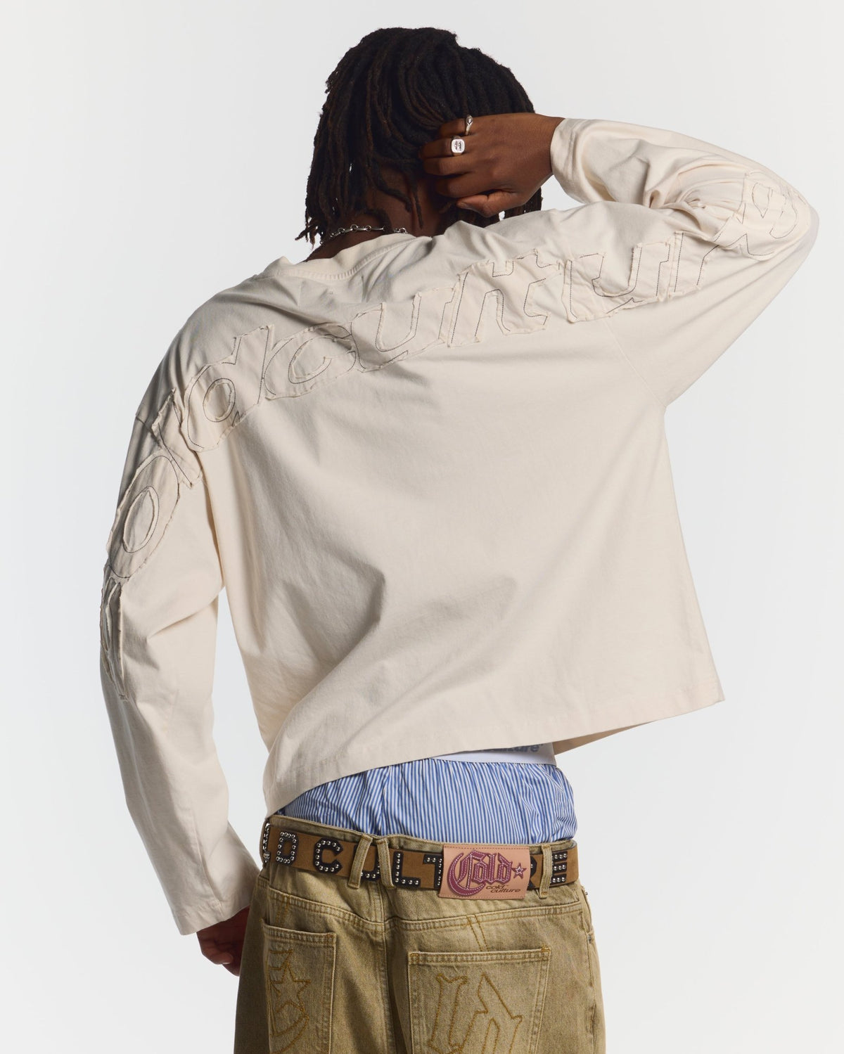 DISTRESS CURVED LONGSLEEVE LIGHT GREY - light grey distressed longsleeve tee, back view on male model - Cold Culture #man