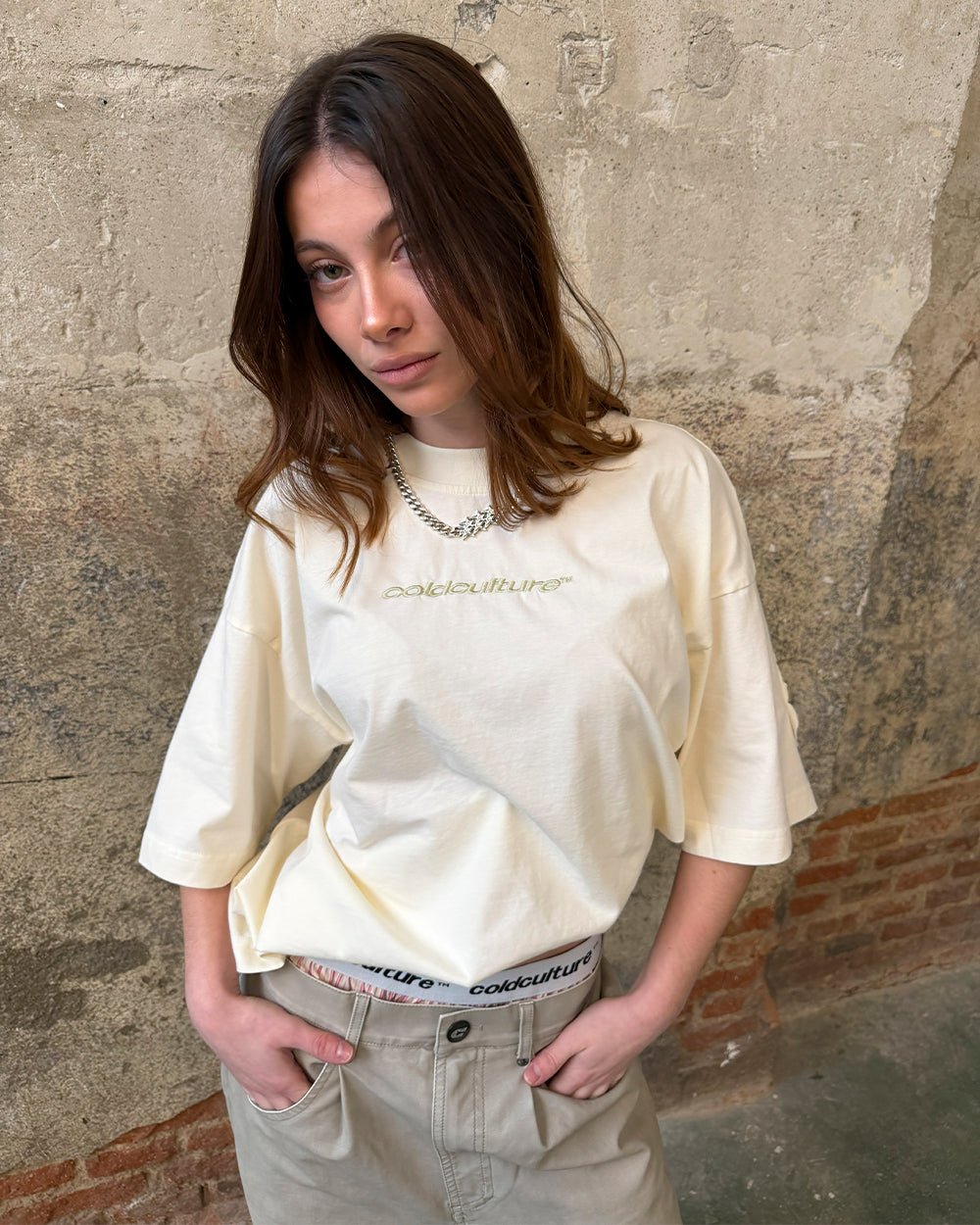 DISTRESS CURVED TEE CREAM - cream distressed tee, street style shot - Cold Culture #woman