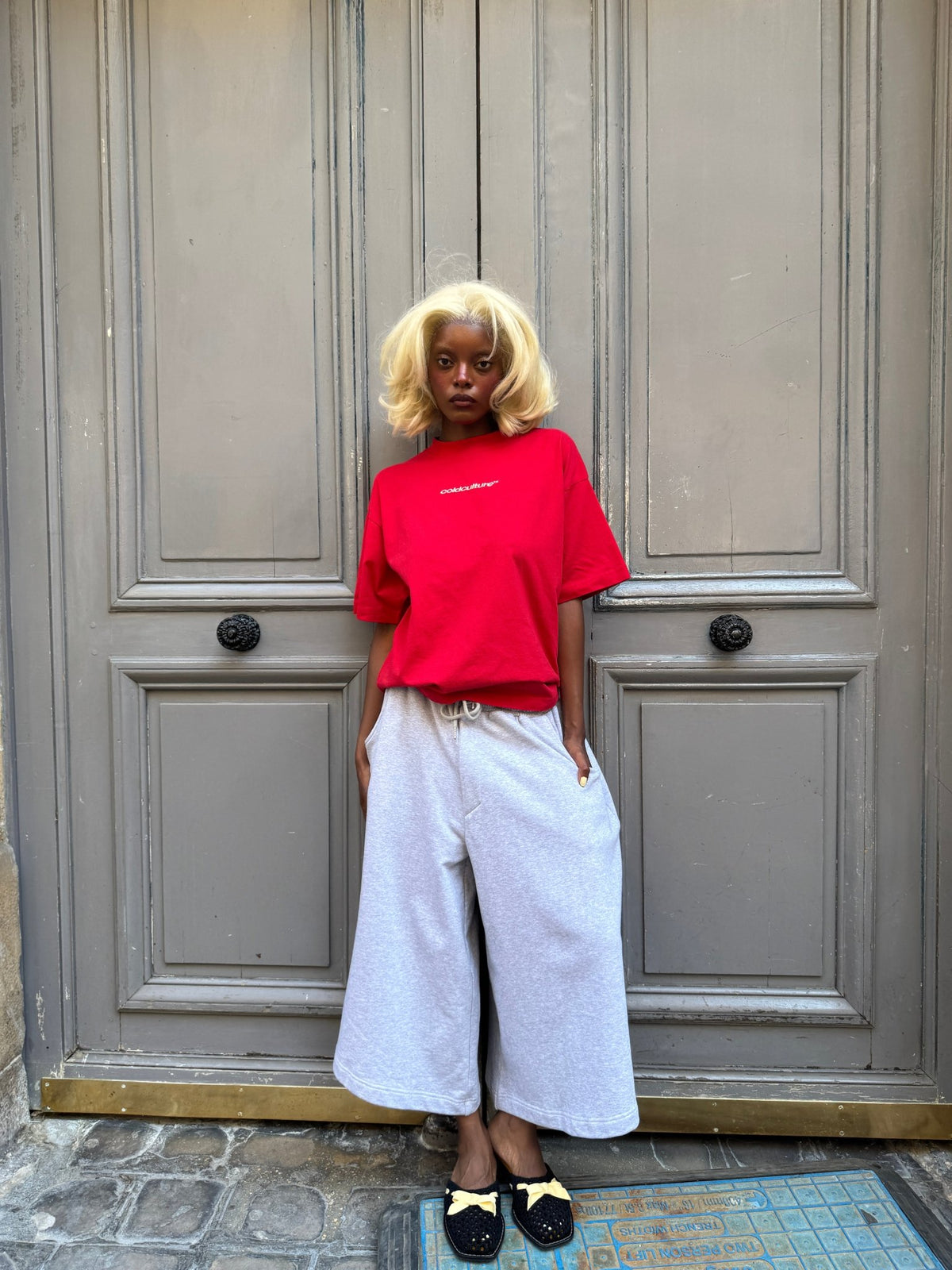 DISTRESS CURVED TEE RED - red distressed tee, front view on female model - Cold Culture #woman