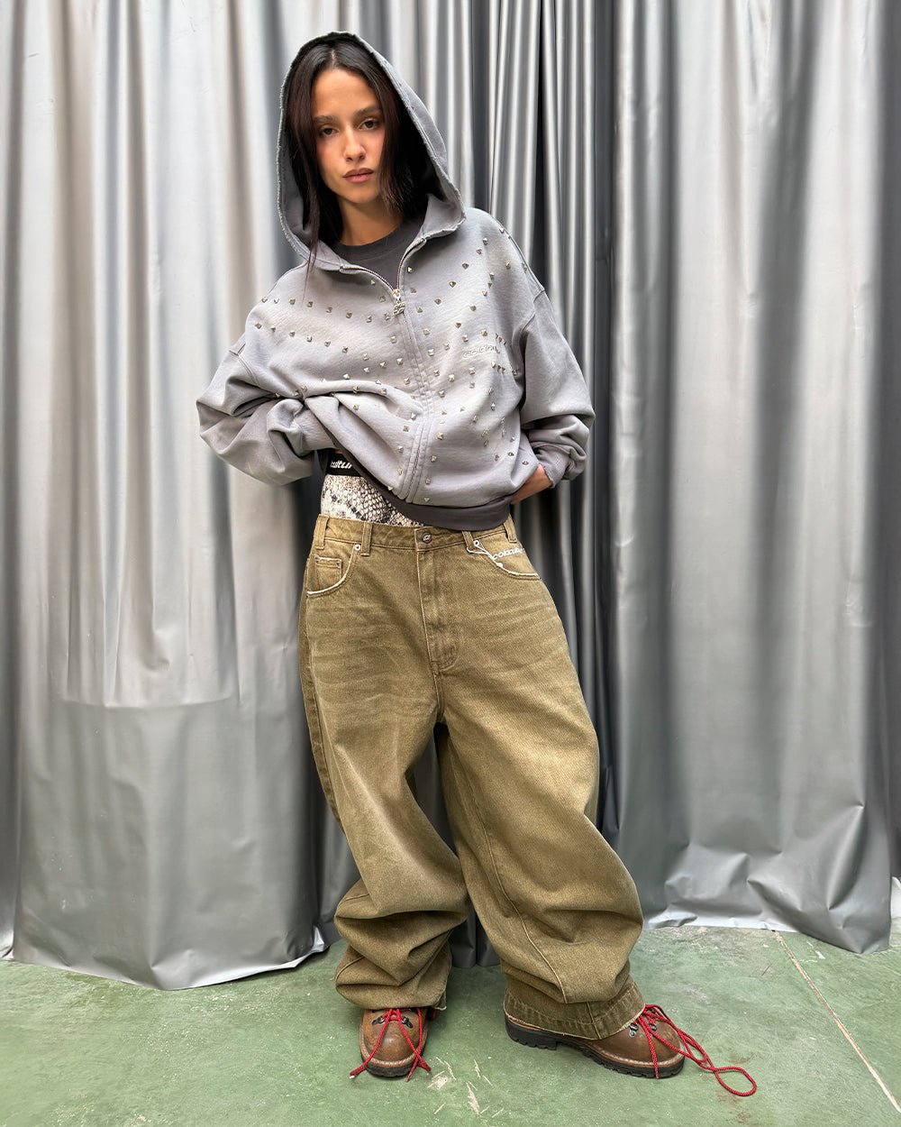 DISTRESS STARS V2 PANTS BROWN DENIM - brown washed denim pants, street style shot - Cold Culture #woman