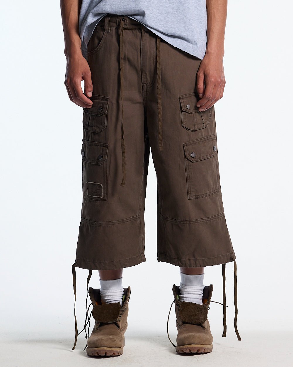 DUNE CAPRI PANTS BROWN - brown cargo capri pants, front view on male model - Cold Culture