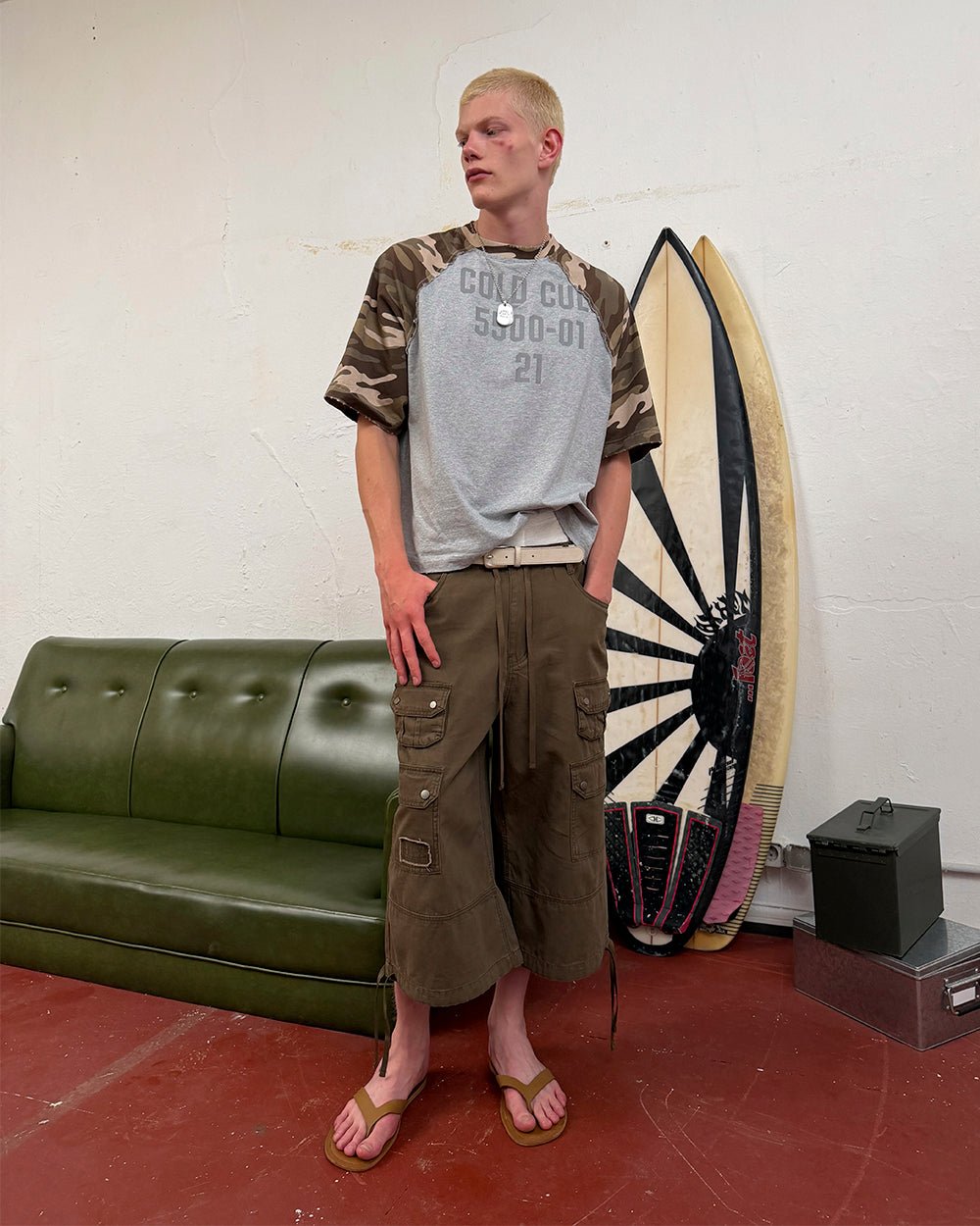 DUNE CAPRI PANTS BROWN - brown cargo capri pants, street style shot - Cold Culture