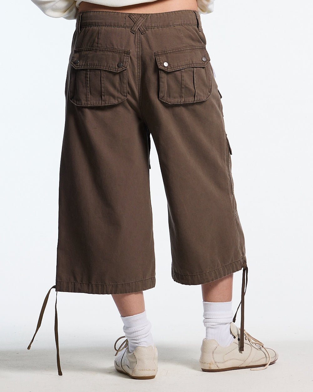 DUNE CAPRI PANTS BROWN - brown cargo capri pants, back view on female model - Cold Culture #woman