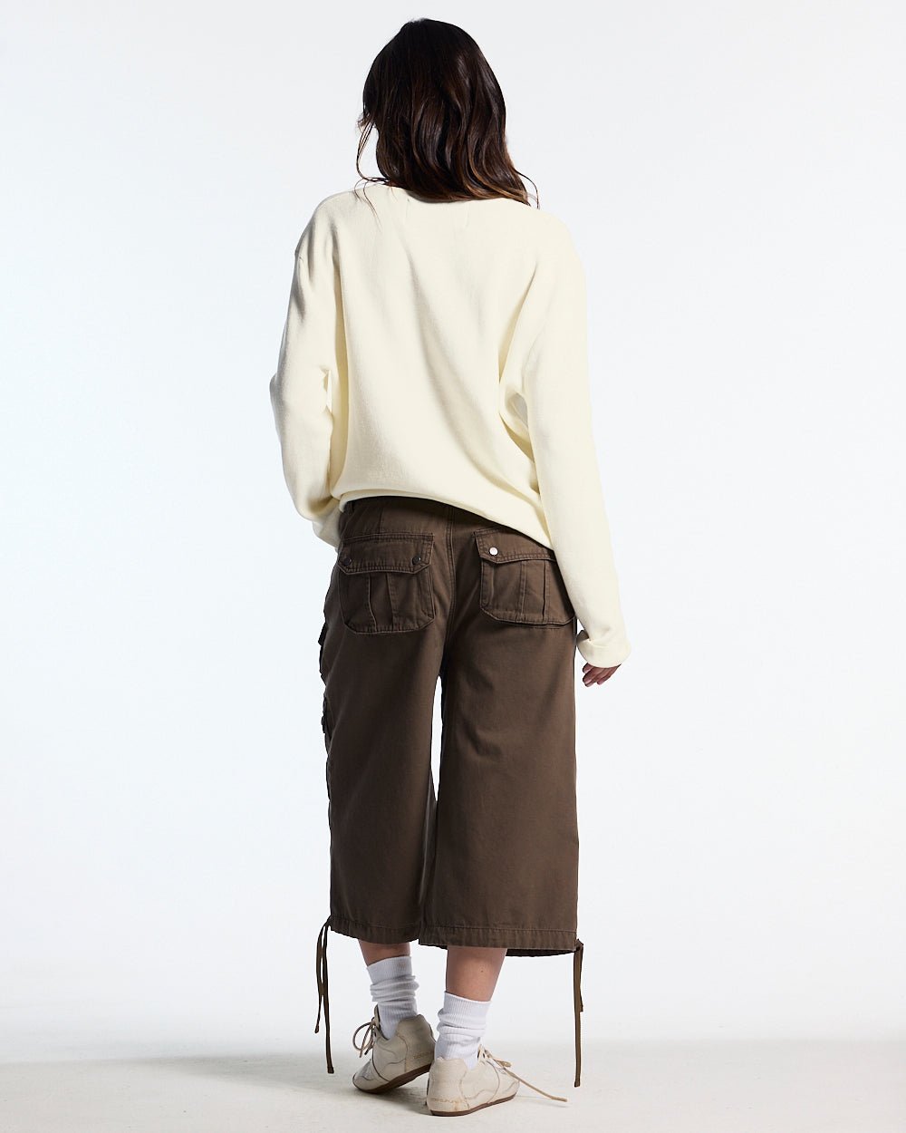 DUNE CAPRI PANTS BROWN - brown cargo capri pants, back view on female model - Cold Culture #woman