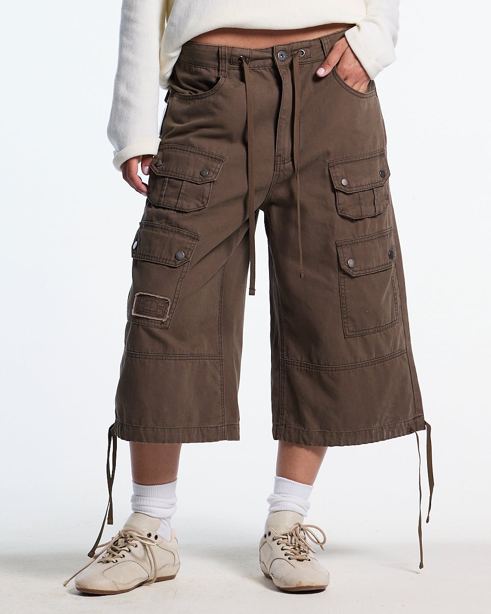 DUNE CAPRI PANTS BROWN - brown cargo capri pants, front view on female model - Cold Culture #woman