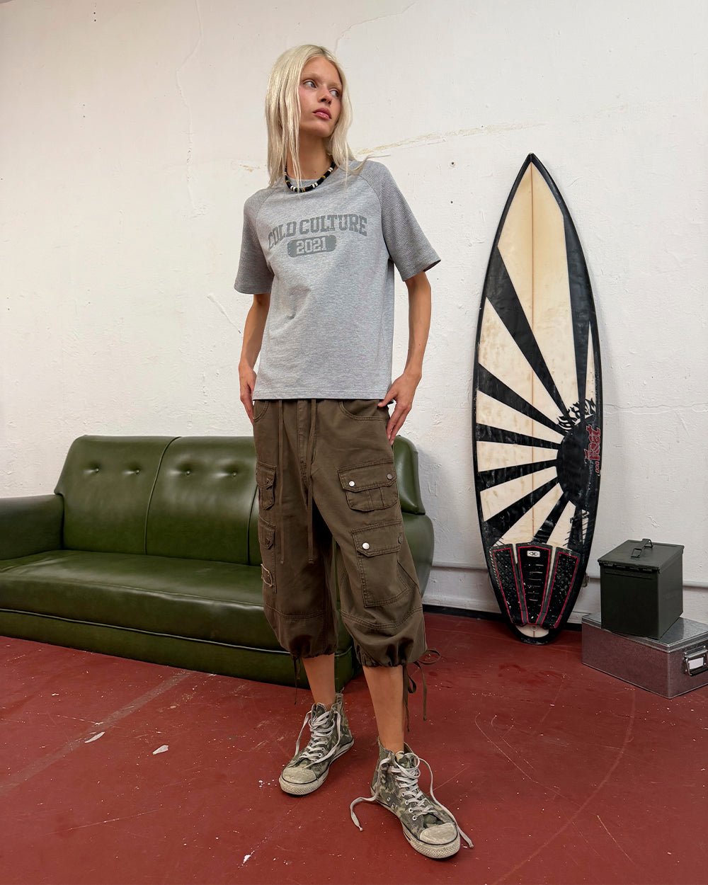 DUNE CAPRI PANTS BROWN - brown cargo capri pants, street style shot - Cold Culture #woman