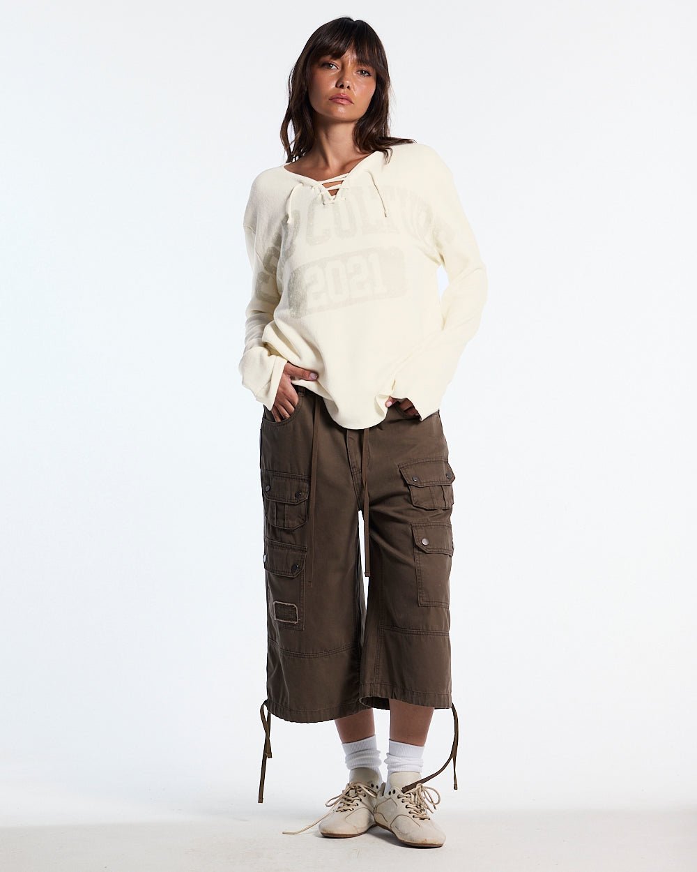 DUNE CAPRI PANTS BROWN - brown cargo capri pants, front view on female model - Cold Culture #woman