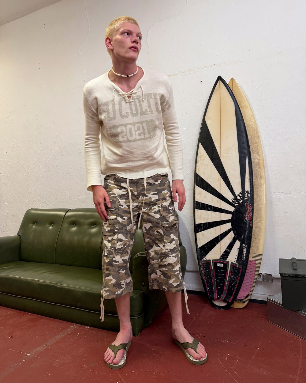 DUNE CAPRI PANTS CAMO - beige camo capri pants, street style shot - Cold Culture