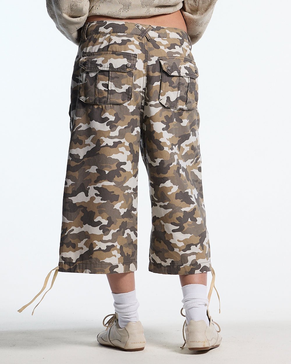 DUNE CAPRI PANTS CAMO - beige camo capri pants, back view on female model - Cold Culture #woman