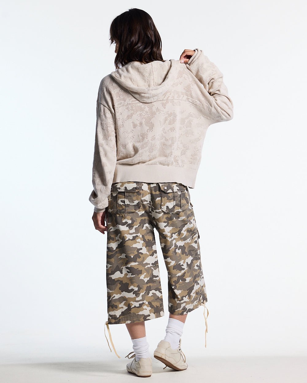 DUNE CAPRI PANTS CAMO - beige camo capri pants, back view on female model - Cold Culture #woman