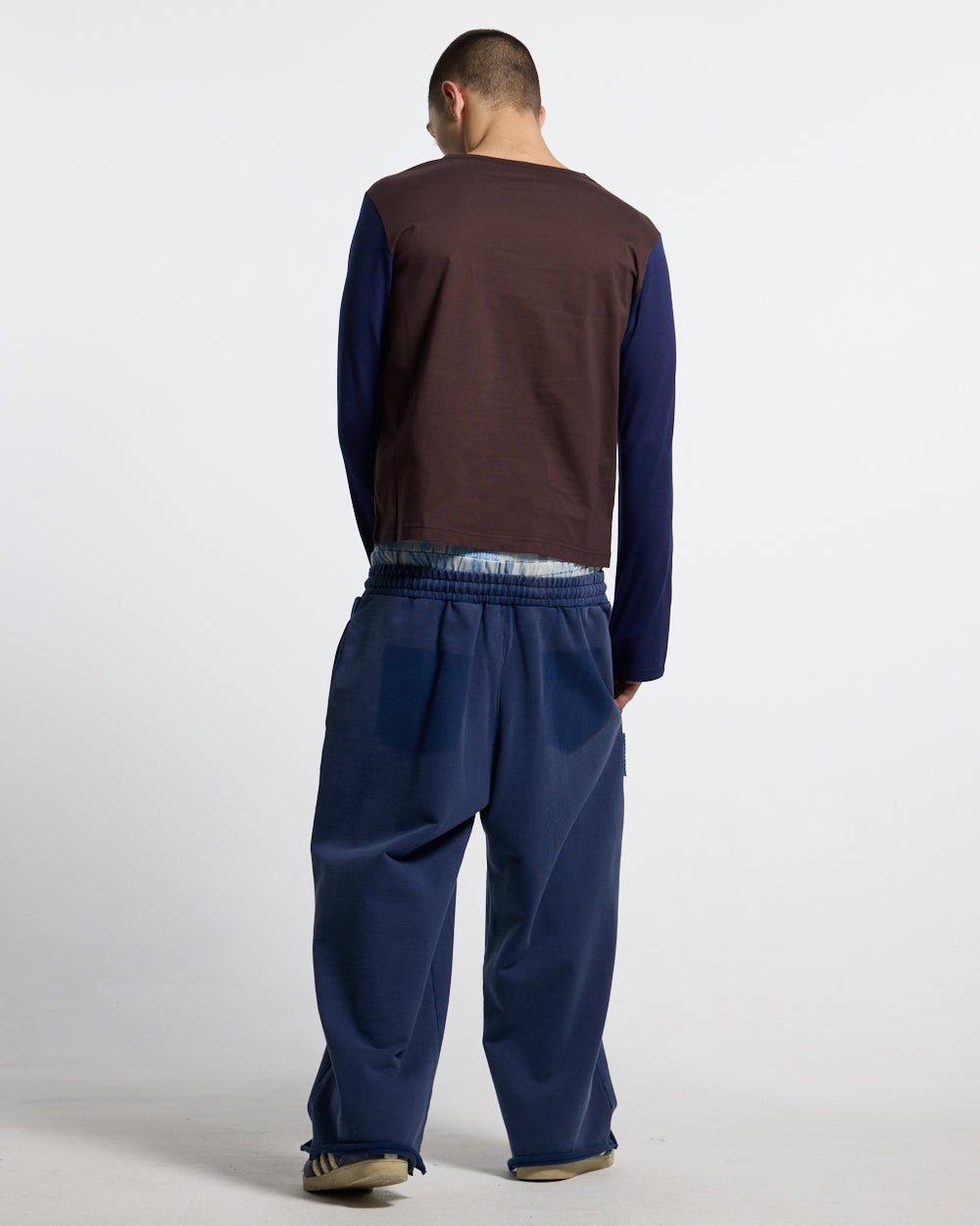 EXTENDED LONGSLEEVE GREY - brown colorblock longsleeve tee, back view on male model - Cold Culture #man