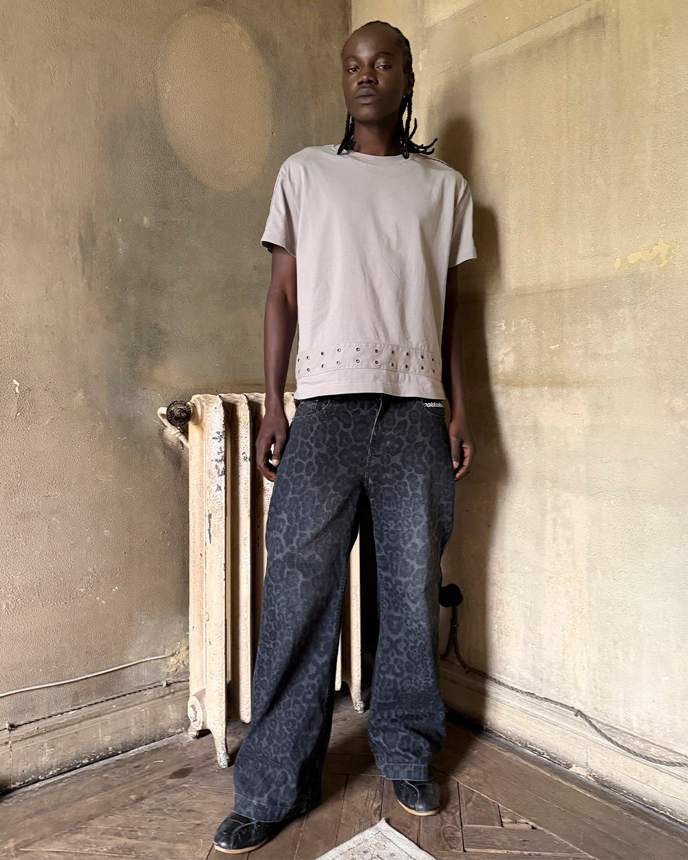 EYELET TEE LIGHT GREY - light grey eyelet tee, street style shot - Cold Culture