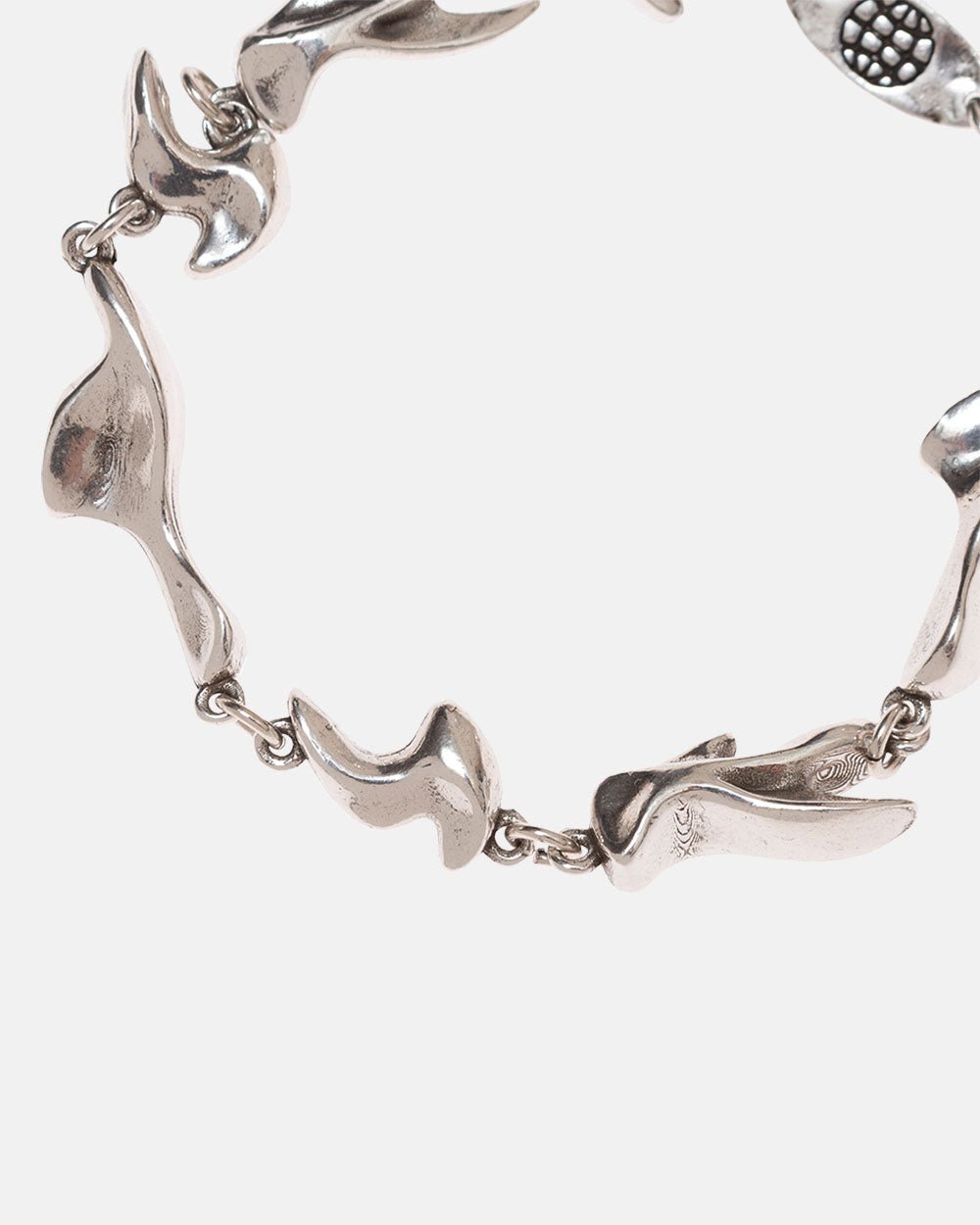 FINS BRACELET - sculpted silver chain bracelet, detail close-up - Cold Culture