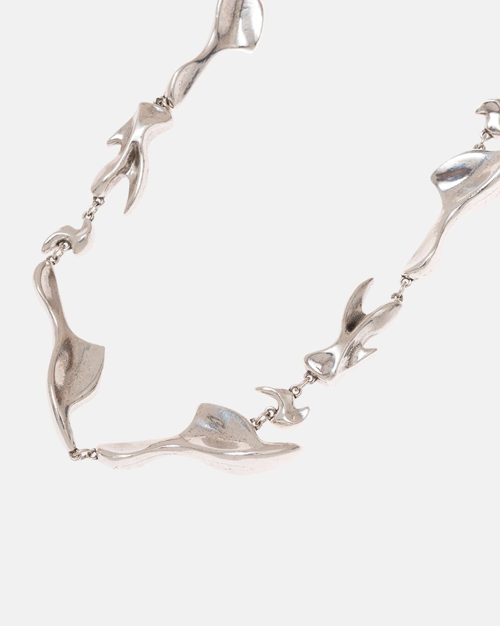 FINS NECKLACE WIDE - silver fin link necklace, detail close-up - Cold Culture