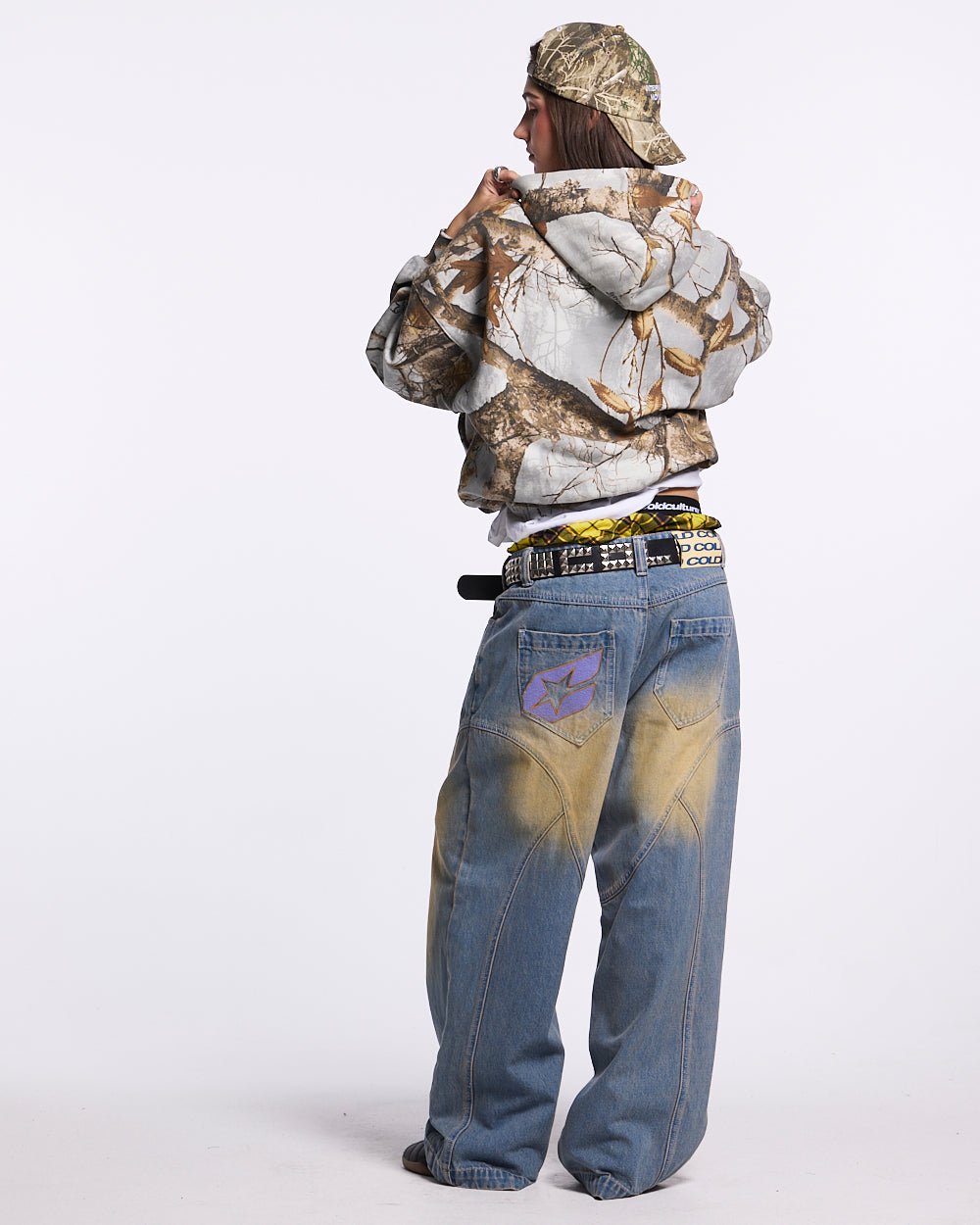 HOODIE REALTREE ARTIC - grey camo hoodie, back view on female model - Cold Culture #woman
