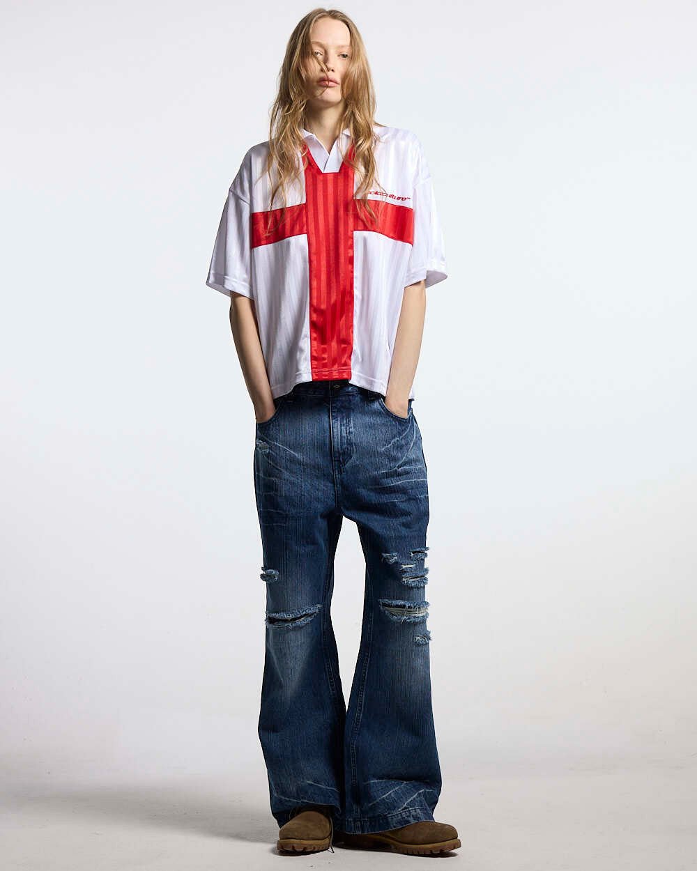JR FOLKS POLO WHITE - white and red football polo, front view on female model - Cold Culture #woman