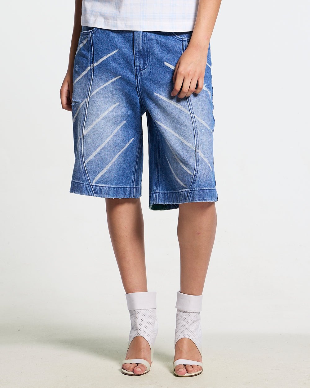 MUSIC RYTHIM SHORTS DENIM - blue washed denim shorts, front view on female model - Cold Culture #woman