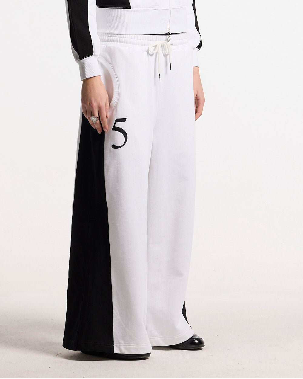 NIA SET SWEATPANTS WHITE & BLACK - white and black wide-leg sweatpants, front view on female model - Cold Culture #woman