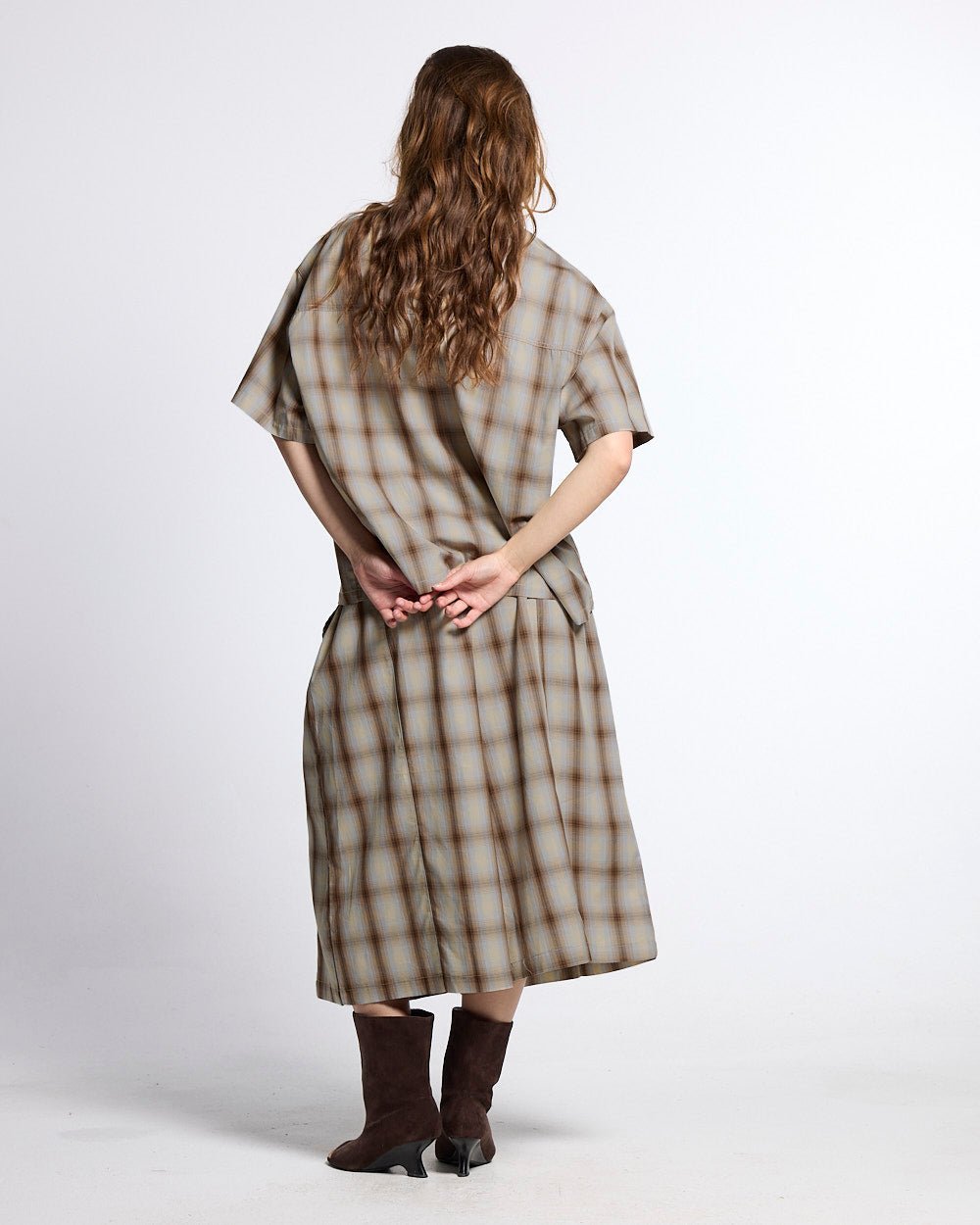 OFFICE SCRIPT SHORTS BEIGE - beige plaid wide leg shorts, back view on female model - Cold Culture #woman