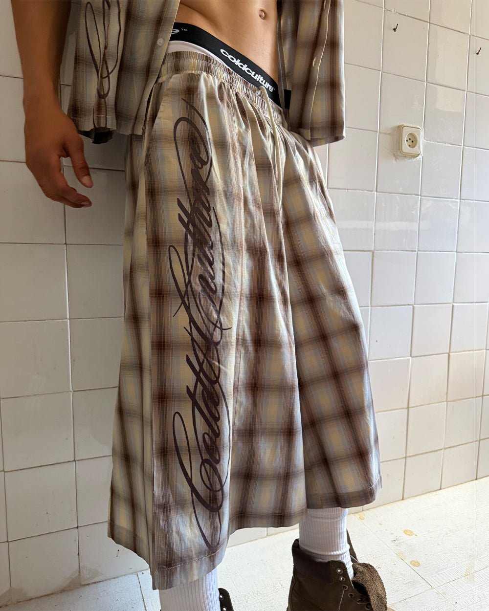 OFFICE SCRIPT SHORTS BEIGE - beige plaid wide leg shorts, street style shot - Cold Culture