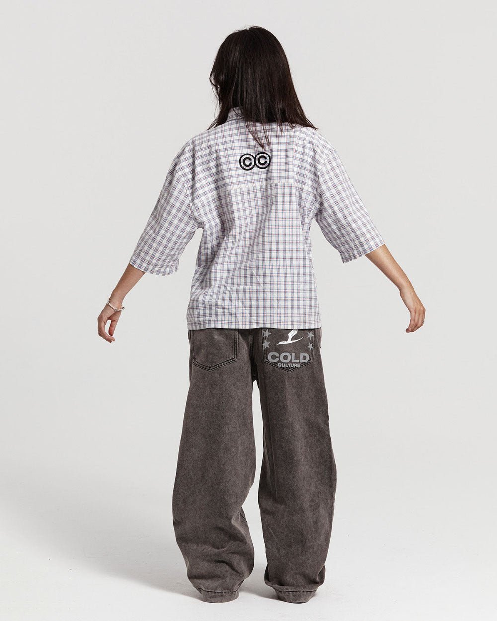 ONE POCKET SHIRT SQUARE MOTIF - grey checked short sleeve shirt, back view on female model - Cold Culture #woman