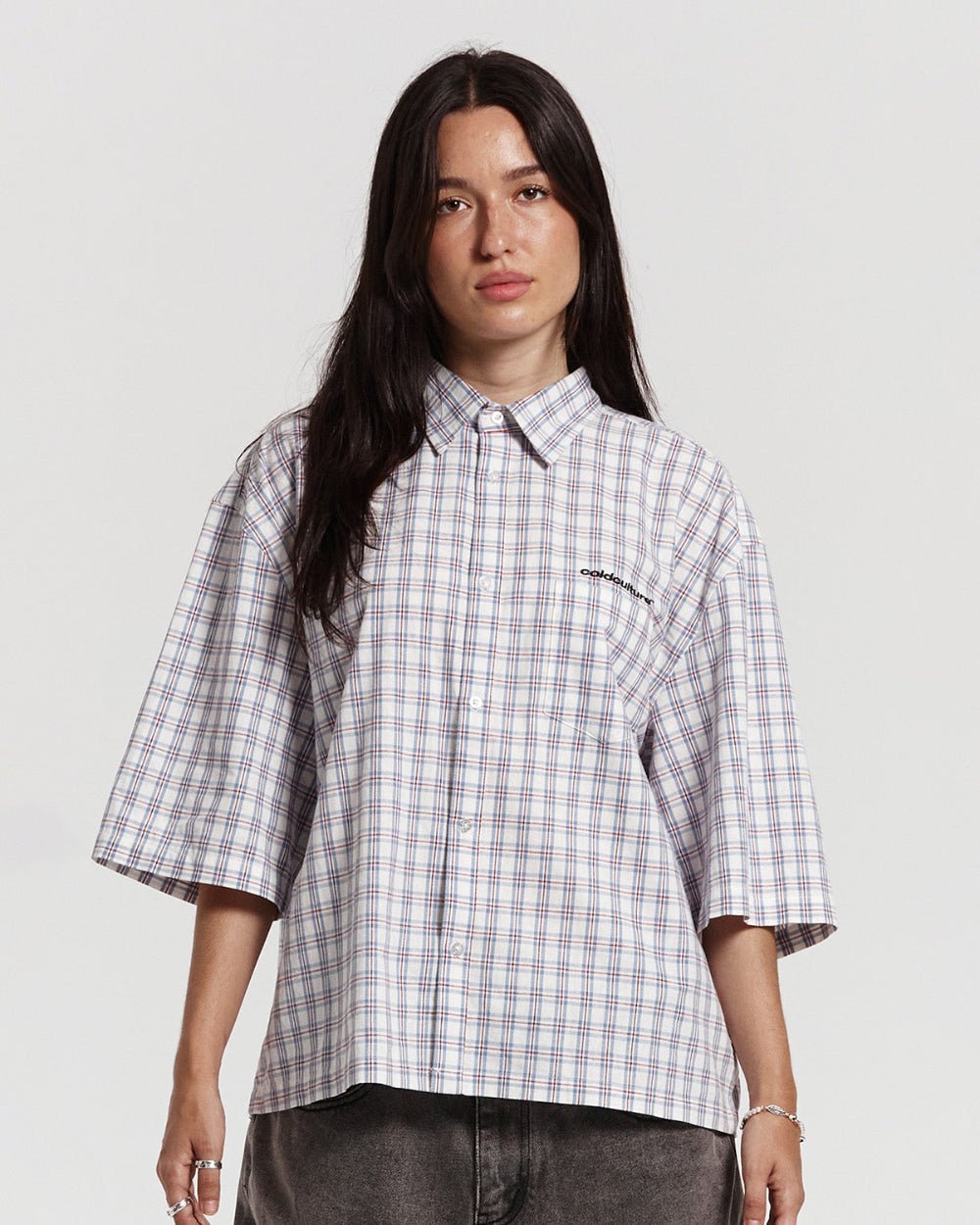 ONE POCKET SHIRT SQUARE MOTIF - grey checked short sleeve shirt, front view on female model - Cold Culture #woman