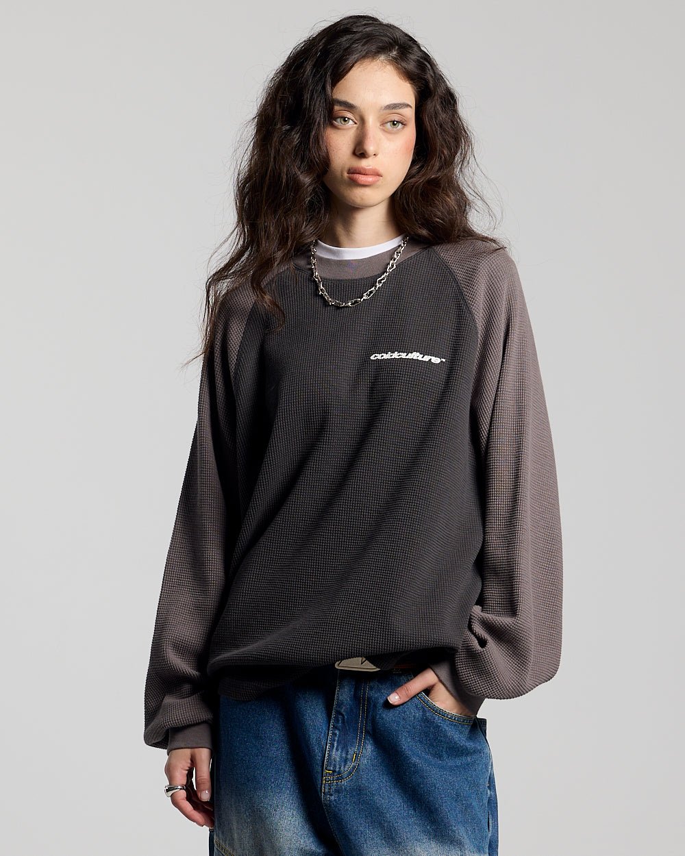 RANGLAN BICOLOR THERMAL LONGSLEEVE BLACK - black raglan longsleeve tee, front view on female model - Cold Culture #woman