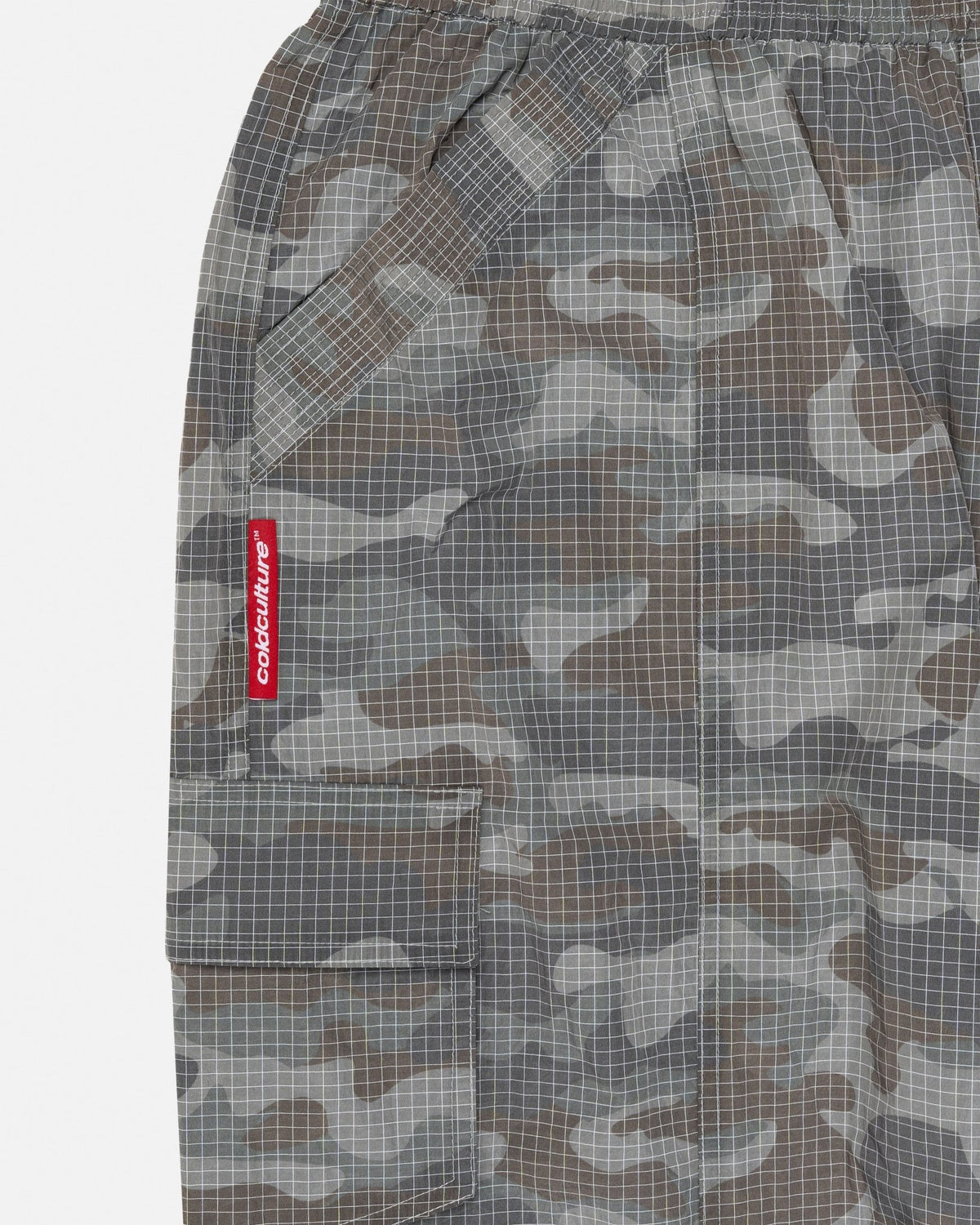 RESERVED CARGO PANTS CAMO - grey camo cargo pants, detail close-up - Cold Culture