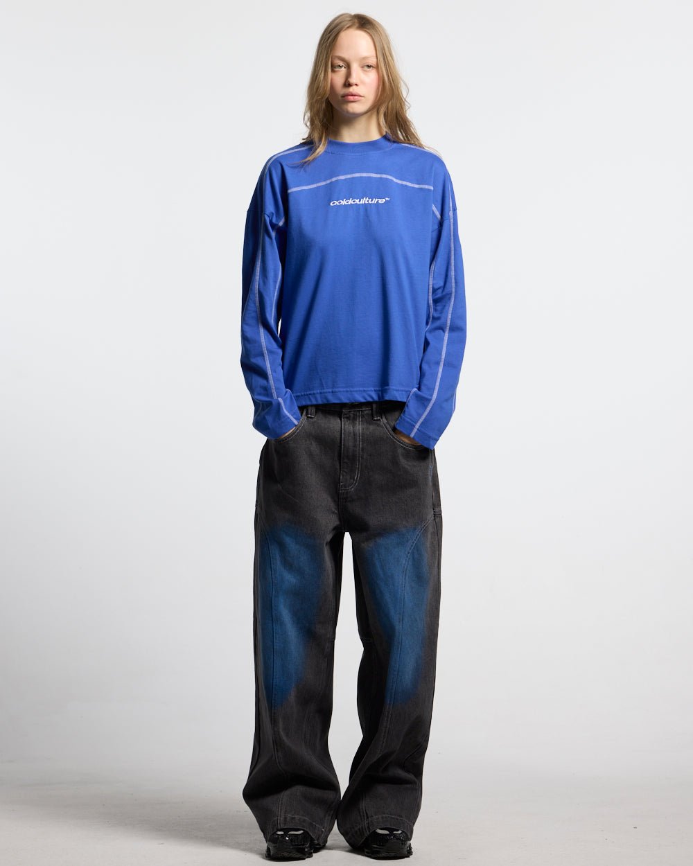 ROLLER LONGSLEEVE TEE VIBRANT BLUE - blue contrast stitch longsleeve tee, front view on female model - Cold Culture #woman