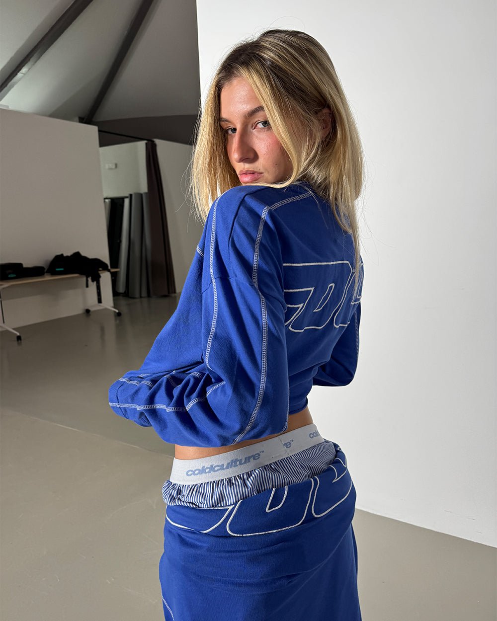 ROLLER LONGSLEEVE TEE VIBRANT BLUE - blue contrast stitch longsleeve tee, back view on female model - Cold Culture #woman