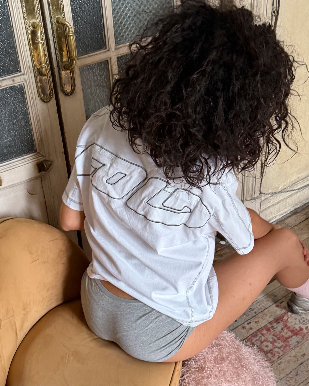 ROLLER TEE WHITE - white contrast stitch tee, street style shot - Cold Culture #woman