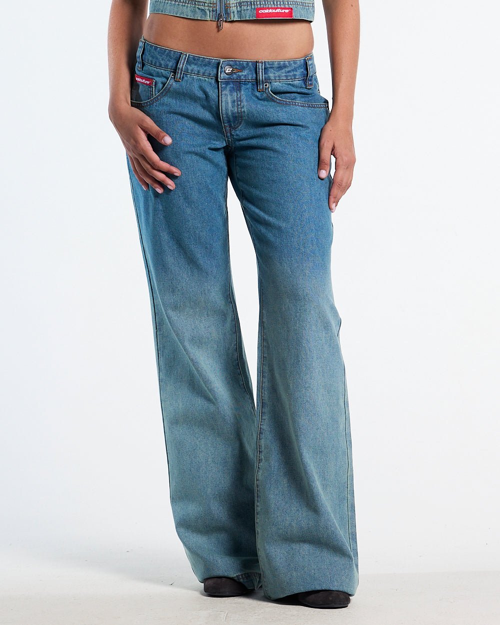 SIGHT BOOTCUT JEANS DENIM - blue washed bootcut jeans, front view on female model - Cold Culture #woman