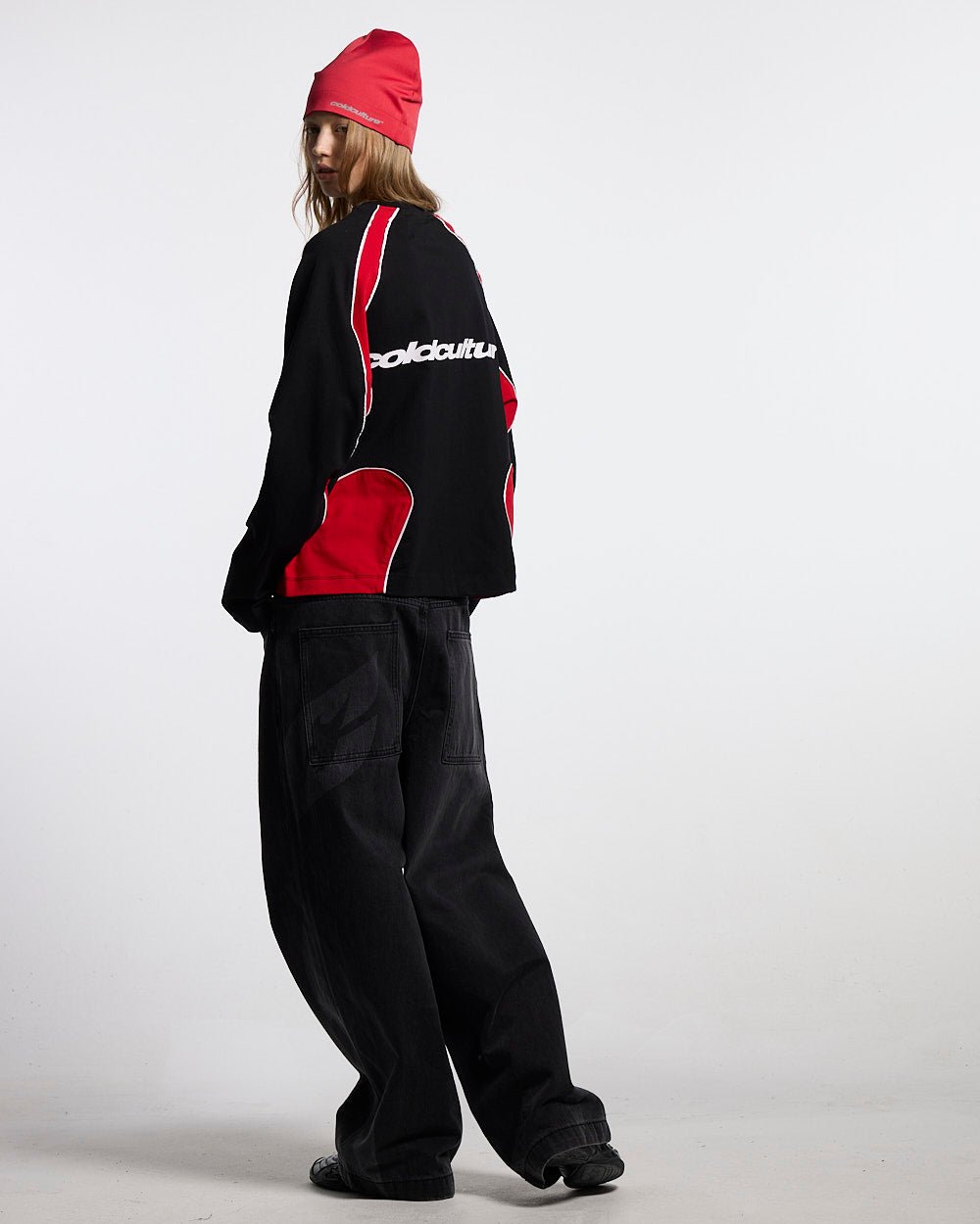SLIDER LONGSLEEVE TEE BLACK & RED - black and red panelled longsleeve tee, back view on female model - Cold Culture #woman