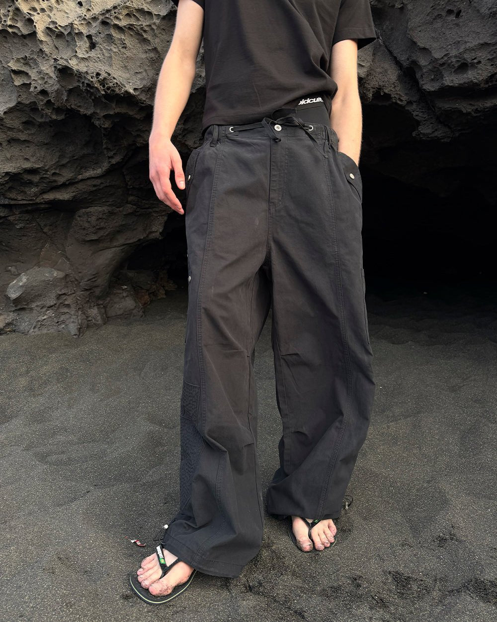 SOLID CARGO PANTS BLACK - black cargo pants, street style shot - Cold Culture