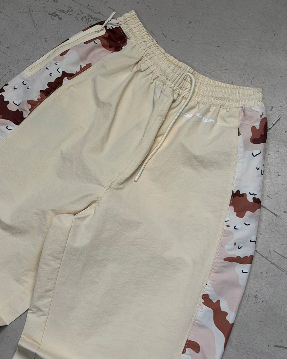 SPIDER PANTS BEIGE & CAMO - beige camo panel sweatpants, detail close-up - Cold Culture
