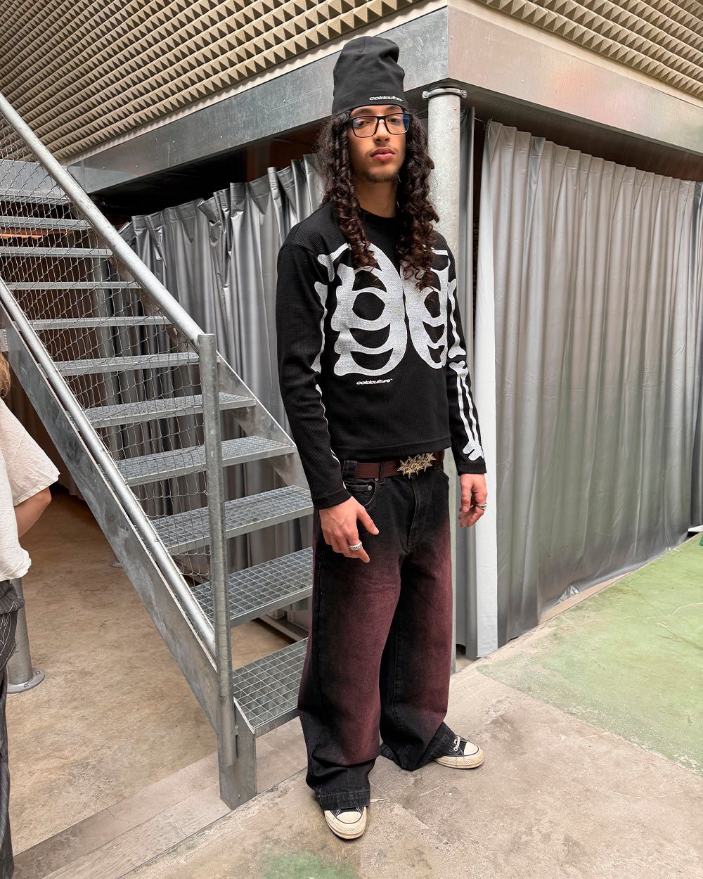STARS V2 PANTS BURGUNDY - burgundy star embroidered pants, street style shot - Cold Culture