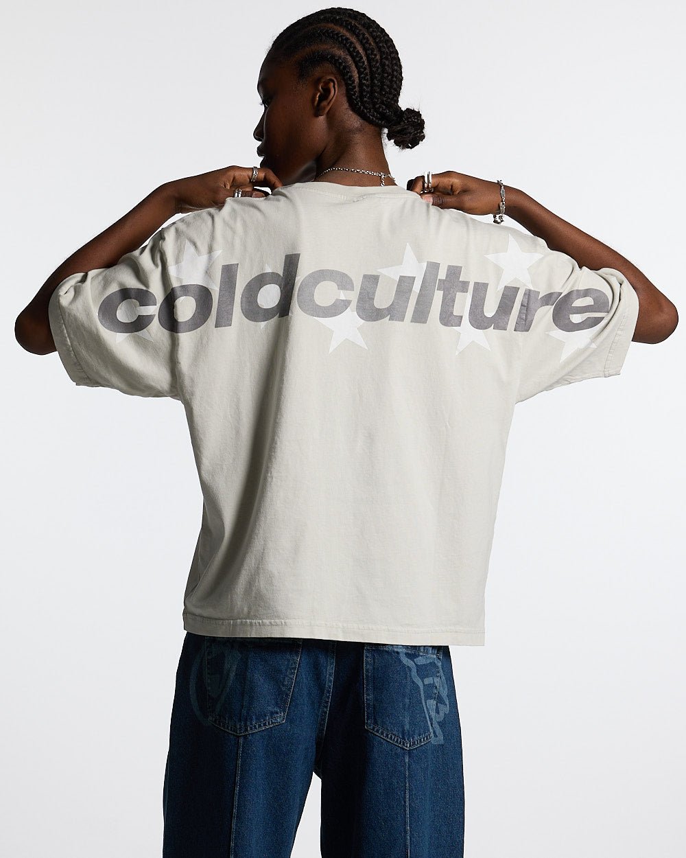 STELLAR TEE LIGHT GREY - light grey oversized tee, back view on female model - Cold Culture #woman