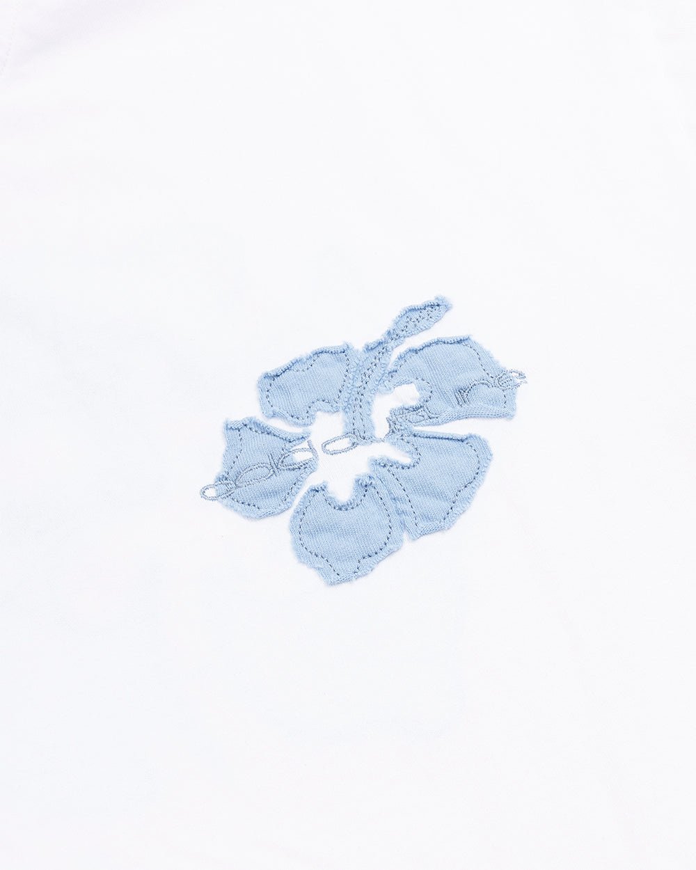 TROPICAL FEVER TEE WHITE - white hibiscus print tee, detail close-up - Cold Culture