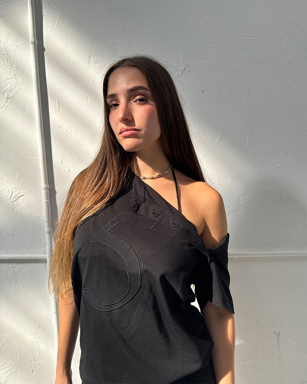 UNIT 05 TEE BLACK - black buttoned shoulder tee, front view on female model - Cold Culture #woman
